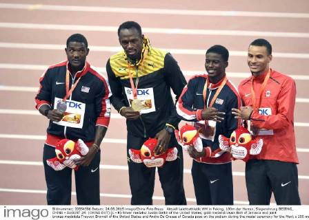 Aktuell Leichtathletik WM in Peking, 100m der Herren, Siegerehrung BEIJING, CHINA - AUGUST 24: (CHINA OUT) (L - R) Silver medalist Justin Gatlin of the United States, gold medalist Usain Bolt of Jamaica and joint bronze medalists Trayvon Bromell of the United States and Andre De Grasse of Canada pose on the podium during the medal ceremony for the Men s 100 metres final during day three of the 15th IAAF World Athletics Championships Beijing 2015 at Beijing National Stadium on August 24, 2015 in Beijing, China.  CFP471846161 