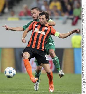 Aktuell Fußball, Champions League Playoff, Shakhtar Donetsk - Rapid Wien SOCCER - CL play off, Shakhtar vs Rapid LVIV,UKRAINE,25.AUG.15 - SOCCER - UEFA Champions League, play off, FC Shakhtar Donetsk vs SK Rapid Wien. Image shows Steffen Hofmann (Rapid) and Darijo Srna (Shakhtar). Keywords: Wien Energie. GEPAxpictures xPhilippxBrem