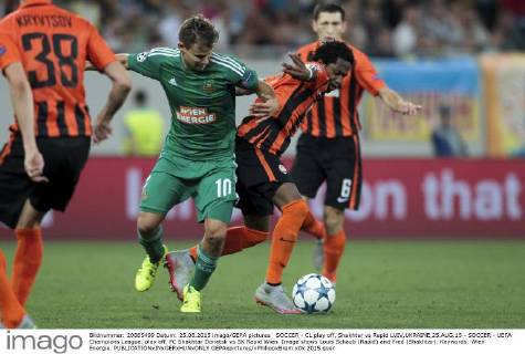 SOCCER - CL play off, Shakhtar vs Rapid LVIV,UKRAINE,25.AUG.15 - SOCCER - UEFA Champions League, play off, FC Shakhtar Donetsk vs SK Rapid Wien. Image shows Louis Schaub (Rapid) and Fred (Shakhtar). Keywords: Wien Energie. GEPAxpictures xPhilippxBrem