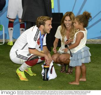 WM Finale 2014 am 13.7.2014 in Rio de Janeiro. Deutschland ist zum vierten Mal Weltmeister. Mario Götze mit Freundin Ann-Kathrin Brömmel und Lamia, der Tochter von Jerome Boateng.