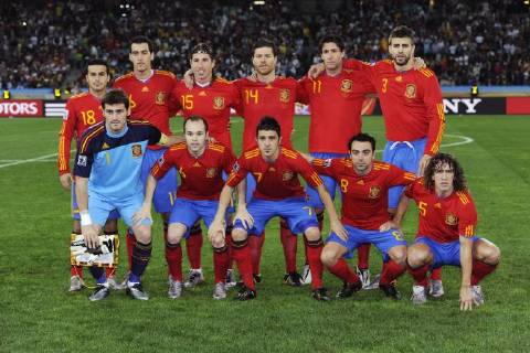 Team Spanien fotografiert am 07.07.2010 in Kapstadt Fußball International WM 2010 Fußball WM 2010. Hintere Reihe v.li.: Pedro Rodriguez, Sergio Busquets, Sergio Ramos, Xabi Alonso, Joan Capdevila, Gerard Pique; vorn: Iker Casillas, Andres Iniesta, David Villa, Xavi Hernandez, Carles Puyol.