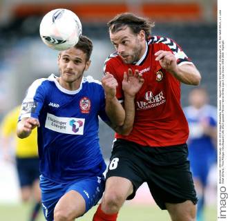 Aspach Fußball SG Sonnenhof Großaspach vs. FC Rot-Weiß Erfurt, v.l. Luka Odak (Erfurt), Timo Röttger (Großaspach)