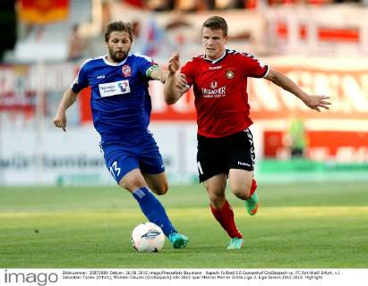 Aspach Fußball SG Sonnenhof Großaspach vs. FC Rot-Weiß Erfurt, v.l. Sebastian Tyrala (Erfurt), Michele-Claudio (Großaspach)