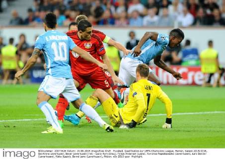 Fussball, Qualifikation zur UEFA Champions League, Herren, Saison 2015 2016, BayArena Leverkusen, Bayer Leverkusen (rot) - Lazio Rom (blau); Felipe Anderson (Lazio), Kyriakos Papadopoulos (Leverkusen), Lars Bender (Leverkusen), Keita (Lazio), Bernd Leno (Leverkusen), Aktion.