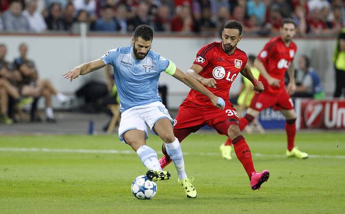 Antonio Candreva (Lazio Rom) (L) against Karim Bellarabi (Bayer 04 Leverkusen) during the Championsleague Qualification between Bayer 04 Leverkusen and Lazio Rom, Bayarena in Leverkusen on August 26., 2015. Bayer 04 Leverkusen vs. Lazi Rom in der Qualifikation der Champions League der Saison 2015 2016 am 26. August 2015.