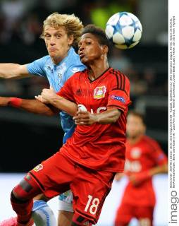 Fussball, Qualifikation zur UEFA Champions League, Herren, Saison 2015 2016, BayArena Leverkusen, Bayer Leverkusen (rot) - Lazio Rom (blau); Wendell (Leverkusen), Dusan Basta (Lazio), Aktion.