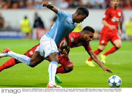 Fussball, Qualifikation zur UEFA Champions League, Herren, Saison 2015 2016, BayArena Leverkusen, Bayer Leverkusen (rot) - Lazio Rom (blau); Jonathan Tah (Leverkusen), Keita (Lazio), Aktion.