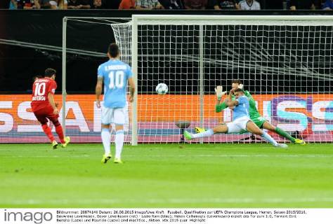 Fussball, Qualifikation zur UEFA Champions League, Herren, Saison 2015 2016, BayArena Leverkusen, Bayer Leverkusen (rot) - Lazio Rom (blau); Hakan Calhanoglu (Leverkusen) erzielt das Tor zum 1:0, Torwart Etrit Berisha (Lazio) und Mauricio (Lazio) sind machtlos , Aktion.