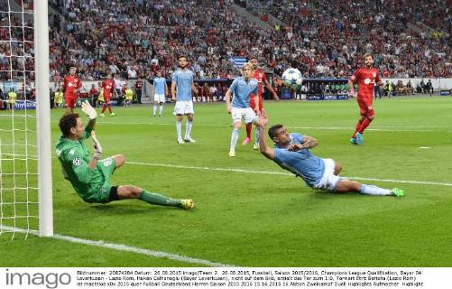 26.08.2015, Fussball, Saison 2015 2016, Champions League Qualifikation, Bayer 04 Leverkusen - Lazio Rom, Hakan Calhanoglu (Bayer Leverkusen), nicht auf dem Bild, erzielt das Tor zum 1:0, Torwart Etrit Berisha (Lazio Rom) ist machtlos