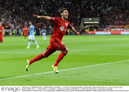 Leverkusen Torschuetze Hakan Calhanoglu ( Bayer 04 Leverkusen ) jubelt im Flug ueber seinen Treffer zum 1 : 0 26.08.2015 --- Fussball --- Champions League Qualifikation --- Bayer 04 Leverkusen vs Lazio Rom Copyright: Thienel Eibner-Pressefoto EP_TTL