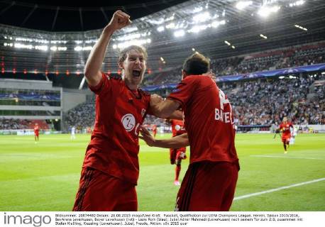 Fussball, Qualifikation zur UEFA Champions League, Herren, Saison 2015 2016, BayArena Leverkusen, Bayer Leverkusen (rot) - Lazio Rom (blau); Jubel Admir Mehmedi (Leverkusen) nach seinem Tor zum 2:0, zusammen mit Stefan Kießling, Kiessling (Leverkusen). Jubel, Freude, Aktion.