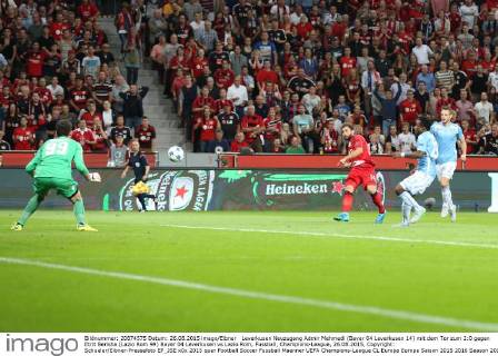 Leverkusen Neuzugang Admir Mehmedi (Bayer 04 Leverkusen 14) mit dem Tor zum 2:0 gegen Etrit Berisha (Lazio Rom 99) Bayer 04 Leverkusen vs Lazio Rom, Fussball, Champions-League, 26.08.2015, Copyright: Schueler Eibner-Pressefoto EP_JSE