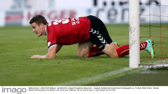 Aspach Fußball SG Sonnenhof Großaspach vs. FC Rot-Weiß Erfurt, Tobias Rühle (Großaspach) am Boden