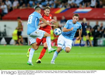 Fussball, Qualifikation zur UEFA Champions League, Herren, Saison 2015 2016, BayArena Leverkusen, Bayer Leverkusen (rot) - Lazio Rom (blau); Mauricio (Lazio), Stefan Kießling, Kiessling (Leverkusen), Stefan de Vrij (Lazio), Aktion.