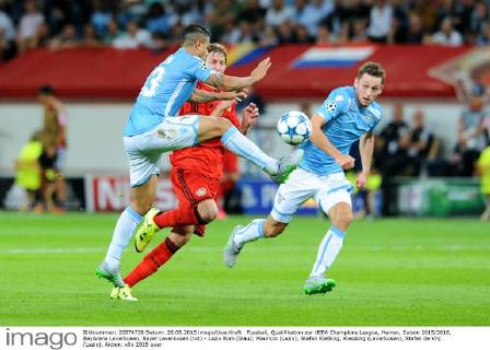 Fussball, Qualifikation zur UEFA Champions League, Herren, Saison 2015 2016, BayArena Leverkusen, Bayer Leverkusen (rot) - Lazio Rom (blau); Mauricio (Lazio), Stefan Kießling, Kiessling (Leverkusen), Stefan de Vrij (Lazio), Aktion.