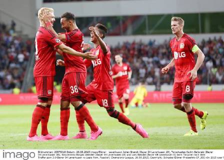 Leverkusen Julian Brandt (Bayer 04 Leverkusen 19), Torschuetze Karim Bellarabi (Bayer 04 Leverkusen 38), Nascimento Borges Wendell (Bayer 04 Leverkusen 18) und Lars Bender (Bayer 04 Leverkusen 8) beim Torjubel nach dem Treffer zum 3:0 Bayer 04 Leverkusen vs Lazio Rom, Fussball, Champions-League, 26.08.2015, Copyright: Schueler Eibner-Pressefoto EP_JSE