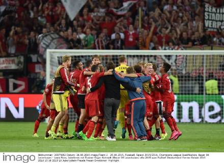 26.08.2015, Fussball, Saison 2015 2016, Champions League Qualifikation, Bayer 04 Leverkusen - Lazio Rom, Jubelkreis mit Trainer Roger Schmidt (Bayer 04 Leverkusen)