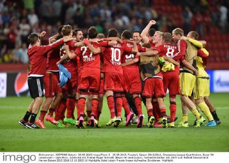26.08.2015, Fussball, Saison 2015 2016, Champions League Qualifikation, Bayer 04 Leverkusen - Lazio Rom, Jubelkreis mit Trainer Roger Schmidt (Bayer 04 Leverkusen), halbrechts hinten