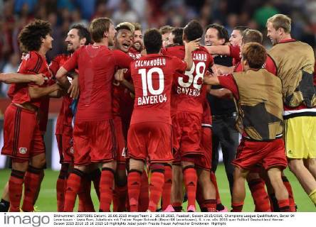 26.08.2015, Fussball, Saison 2015 2016, Champions League Qualifikation, Bayer 04 Leverkusen - Lazio Rom, Jubelkreis mit Trainer Roger Schmidt (Bayer 04 Leverkusen), 5. v.re.