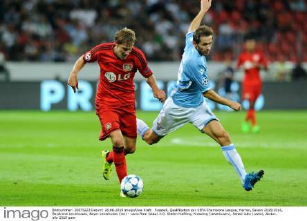 Fussball, Qualifikation zur UEFA Champions League, Herren, Saison 2015 2016, BayArena Leverkusen, Bayer Leverkusen (rot) - Lazio Rom (blau) 3:0; Stefan Kießling, Kiessling (Leverkusen), Senad Lulic (Lazio), Aktion.