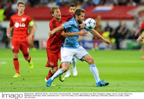 Fussball, Qualifikation zur UEFA Champions League, Herren, Saison 2015 2016, BayArena Leverkusen, Bayer Leverkusen (rot) - Lazio Rom (blau) 3:0; Stefan Kießling, Kiessling (Leverkusen), Senad Lulic (Lazio), Aktion.