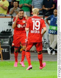 Fussball, Qualifikation zur UEFA Champions League, Herren, Saison 2015 2016, BayArena Leverkusen, Bayer Leverkusen (rot) - Lazio Rom (blau) 3:0; Jubel Karim Bellarabi (Leverkusen) nach seinem Tor zum 3:0., zusammen mit Passgeber Julian Brandt (Leverkusen). Jubel, Freude, Aktion.