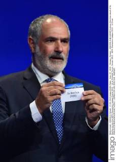 Aug. 27, 2015 - Monaco, Monaco - ANDONI ZUBIZARRETA shows the draw result of SL Benfica during the UEFA Champions League Draws 2015 - 16 at Grimaldi Forum. Soccer 2015 - UEFA Champions League 2015 - 16 Draw - ZUMAm119