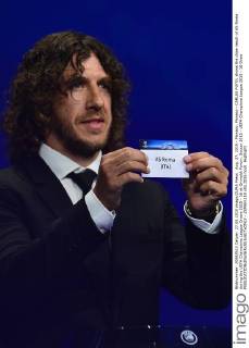 Aug. 27, 2015 - Monaco, Monaco - CARLES PUYOL shows the draw result of AS Roma during the UEFA Champions League Draws 2015 - 16 at Grimaldi Forum. Soccer 2015 - UEFA Champions League 2015 - 16 Draw - ZUMAm119