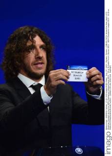 Aug. 27, 2015 - Monaco, Monaco - CARLES PUYOL shows the draw result of FC Shakhtar Donetsk during the UEFA Champions League Draws 2015 - 16 at Grimaldi Forum. Soccer 2015 - UEFA Champions League 2015 - 16 Draw - ZUMAm119