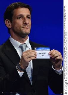 Aug. 27, 2015 - Monaco, Monaco - JULIANO BELLETTI ex Barcelona soccer player shows the draw result of Arsenal FC during the UEFA Champions League Draws 2015 - 16 at Grimaldi Forum. Soccer 2015 - UEFA Champions League 2015 - 16 Draw - ZUMAm119