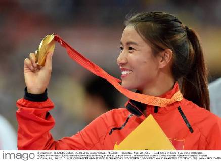 (150828) -- BEIJING, Aug. 28, 2015 -- Gold medalist China s Liu Hong celebrates during the women s 20km race walk awarding ceremony at the 2015 IAAF World Championships at Bird s Nest National Stadium in Bejing, capital of China, Aug. 28, 2015. ) (SP)CHINA-BEIJING-IAAF WORLD CHAMPIONSHIPS-WOMEN S 20KM RACE WALK AWARDING CEREMONY (CN) LixWen 
