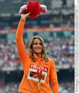 (150829) -- BEIJING, Aug. 29, 2015 -- Gold medalist, the Netherlands Dafne Schippers celebrates during the women s 200m awarding ceremony at the 2015 IAAF World Championships at Bird s Nest National Stadium in Bejing, capital of China, Aug. 29, 2015. ) (SP)CHINA-BEIJING-IAAF WORLD CHAMPIONSHIPS-WOMEN S 200M AWARDING CEREMONY (CN) LixWen 