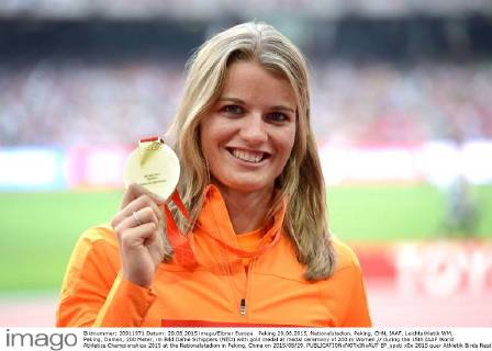 Peking 29.08.2015, Nationalstadion, Peking, CHN, IAAF, Leichtathletik WM, Peking, Damen, 200 Meter, im Bild Dafne Schippers (NED) with gold medal at medal ceremony of 200 m Women during the 15th IAAF World Athletics Championships 2015 at the Nationalstadion in Peking, China on 2015 08 29. EP_spoti