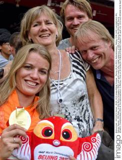Peking 29.08.2015, Nationalstadion, Peking, CHN, IAAF, Leichtathletik WM, Peking, Damen, 200 Meter, im Bild Dafne Schippers (NED) with gold medal after medal ceremony of 200 m during the 15th IAAF World Athletics Championships 2015 at the Nationalstadion in Peking, China on 2015 08 29. EP_spoti