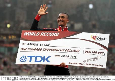 (150830) -- BEIJING, Aug. 30, 2015 -- Gold medalist Ashton Eaton of the United States presents his prize of setting a new world record during the awarding ceremony of the men s decathlon event at the 2015 IAAF World Champships at the Bird s Nest National Stadium in Beijing, capital of China, Aug. 30, 2015.) (SP)CHINA-BEIJING-IAAF WORLD CHAMPIONSHIPS-MEN S DECATHLON AWARDING CEREMONY (CN) WangxHaofei 