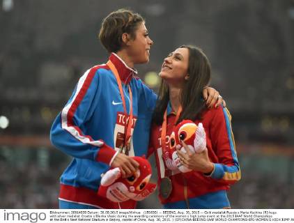(150830) -- BEIJING, Aug. 30, 2015 -- Gold medalist Russia s Maria Kuchina (R) hugs with silver medalist Croatia s Blanka Vlasic during the awarding ceremony of the women s high jump event at the 2015 IAAF World Champships at the Bird s Nest National Stadium in Beijing, capital of China, Aug. 30, 2015. ) (SP)CHINA-BEIJING-IAAF WORLD CHAMPIONSHIPS-WOMEN S HIGH JUMP AWARDING CEREMONY (CN) WangxHaofei 