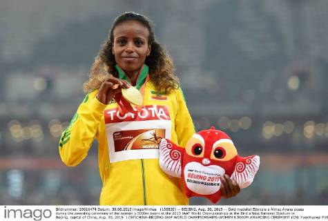 (150830) -- BEIJING, Aug. 30, 2015 -- Gold medalist Ethiopia s Almaz Ayana poses during the awarding ceremony of the women s 5000m event at the 2015 IAAF World Championships at the Bird s Nest National Stadium in Beijing, capital of China, Aug. 30, 2015. ) (SP)CHINA-BEIJING-IAAF WORLD CHAMPIONSHIPS-WOMEN S 5000M AWARDING CEREMONY (CN) YuexYuewei 