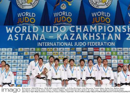 (L-R) Ryu Shichinohe, Goki Maruyama, Takeshi Ojitani, Shohei Ono, Matthew Baker, Riki Nakaya, Yuya Yoshida, Kengo Takaichi, Takanori Nagase, Masashi Ebinuma (JPN), AUGUST 30, 2015 - Judo : World Judo Championships Astana 2015 Men s Team Medal Ceremony at Alau Ice Palace in Astana, Kazakhstan. NoxThirdxPartyxSales (dlra009175)