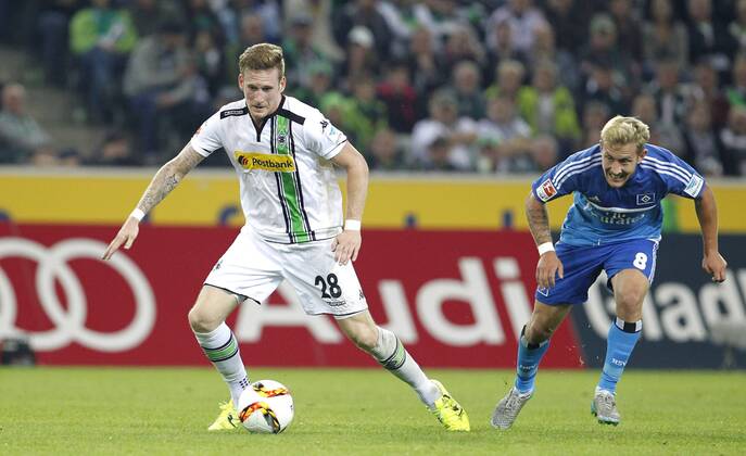 Mönchengladbach, Borussiapark, 11.09.15: Andre Hahn (Bor. Mönchengladbach) (L) gegen Lewis Holtby (Hamburger SV) im Spiel der 1. Bundesliga zwischen Borussia Mönchengladbach vs. Hamburger SV in der Saison 2015 2016.