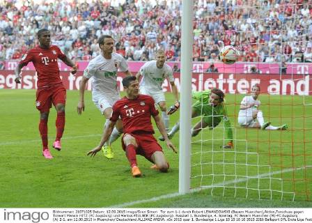 Tor zum 1-1 durch Robert LEWANDOWSKI (Bayern Muenchen),Aktion,Torschuss gegen Torwart Marwin HITZ (FC Augsburg) und Markus FEULNER (FC Augsburg). Fussball 1. Bundesliga, 4. Spieltag, FC Bayern Muenchen (M)-FC Augsburg (A) 2-1. am 12.09.2015 in Muenchen Deutschland.ALLIANZ ARENA.