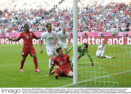 Tor zum 1-1 durch Robert LEWANDOWSKI (Bayern Muenchen),Aktion,Torschuss gegen Torwart Marwin HITZ (FC Augsburg) und Markus FEULNER (FC Augsburg). Fussball 1. Bundesliga, 4. Spieltag, FC Bayern Muenchen (M)-FC Augsburg (A) 2-1. am 12.09.2015 in Muenchen Deutschland.ALLIANZ ARENA.
