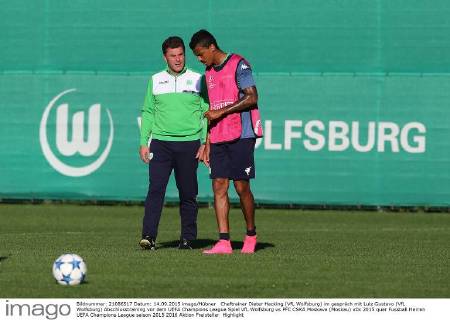 Cheftrainer Dieter Hecking (VfL Wolfsburg) im gespräch mit Luiz Gustavo (VfL Wolfsburg) Abschlusstraining vor dem UEFA Champions League Spiel VfL Wolfsburg vs PFC CSKA Moskava (Moskau)