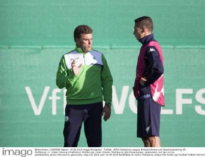 Fußball, UEFA Champions League, Presskonferenz und Abschlusstraining VfL Wolfsburg; v.l. Dieter Hecking (Cheftrainer Wolfsburg), Julian Draxler (Wolfsburg) gibt Anweisungen, gestikuliert, mit den Armen gestikulieren, gives instructions, gesticulate. xtgx