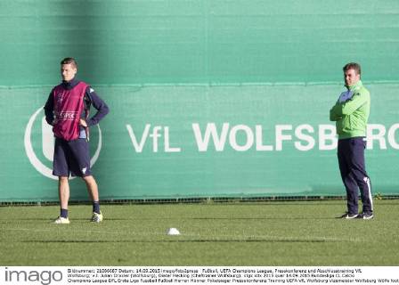Fußball, UEFA Champions League, Presskonferenz und Abschlusstraining VfL Wolfsburg; v.l. Julian Draxler (Wolfsburg), Dieter Hecking (Cheftrainer Wolfsburg). xtgx
