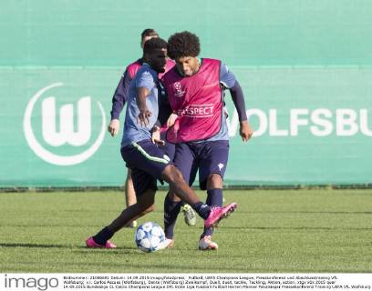 Fußball, UEFA Champions League, Presskonferenz und Abschlusstraining VfL Wolfsburg; v.l. Carlos Ascues (Wolfsburg), Dante (Wolfsburg) Zweikampf, Duell, duell, tackle, Tackling, Aktion, action. xtgx