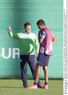 Fußball, UEFA Champions League, Presskonferenz und Abschlusstraining VfL Wolfsburg; v.l. Dieter Hecking (Cheftrainer Wolfsburg), Luiz Gustavo (Wolfsburg) gibt Anweisungen, gestikuliert, mit den Armen gestikulieren, gives instructions, gesticulate, zeigt die Richtung. xtgx