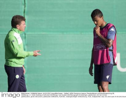 Fußball, UEFA Champions League, Presskonferenz und Abschlusstraining VfL Wolfsburg; v.l. Dieter Hecking (Cheftrainer Wolfsburg), Luiz Gustavo (Wolfsburg) gibt Anweisungen, gestikuliert, mit den Armen gestikulieren, gives instructions, gesticulate enttäuscht, frustriert, niedergeschlagen Enttäuschung, Frust, disappointed. xtgx
