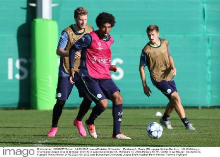 Zweikampf - Dante (Mi.) gegen Nicklas Bendtner (VfL Wolfsburg) - Champions League Gruppe B Saison 2015-2016 Abschlusstraining VfL Wolfsburg vs. ZSKA Moskau am VfL Center in Wolfsburg - Deutschland, Fussball, Mann,Männer,14.09.2015