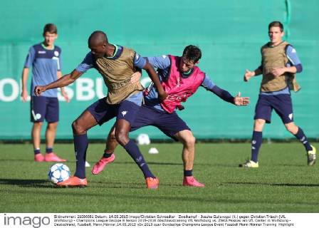 Zweikampf - Josuha Guilavogui (li.) gegen Christian Träsch (VfL Wolfsburg) - Champions League Gruppe B Saison 2015-2016 Abschlusstraining VfL Wolfsburg vs. ZSKA Moskau am VfL Center in Wolfsburg - Deutschland, Fussball, Mann,Männer,14.09.2015