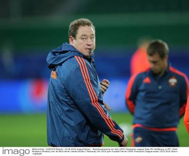 Abschlusstraining vor dem UEFA Champions League Spiel VfL Wolfsburg vs PFC CSKA Moskava (Moskau) hier im Bild trainer Leonid Slutski ( Moskava)